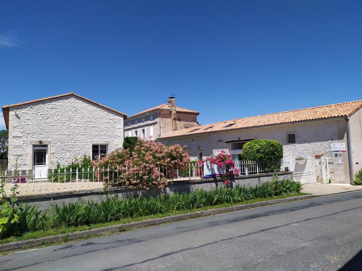 Les Gites Du Vigneron Et Cd'H Saint-Seurin-de-Palenne Exterior photo
