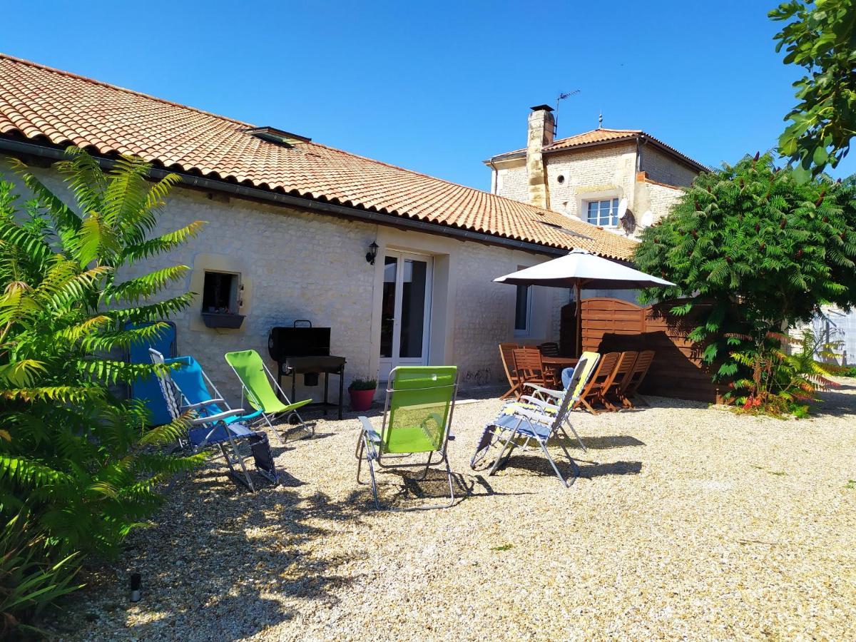 Les Gites Du Vigneron Et Cd'H Saint-Seurin-de-Palenne Exterior photo